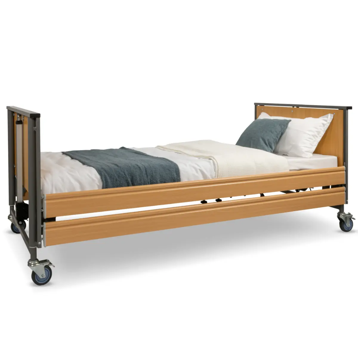 Pflegebett Ecofit Extra mit Holzrahmen, weißer Matratze, grauer Decke und Kissen auf Rollen für leichtere Mobilität. Ideal für Krankenpflegeumgebungen.